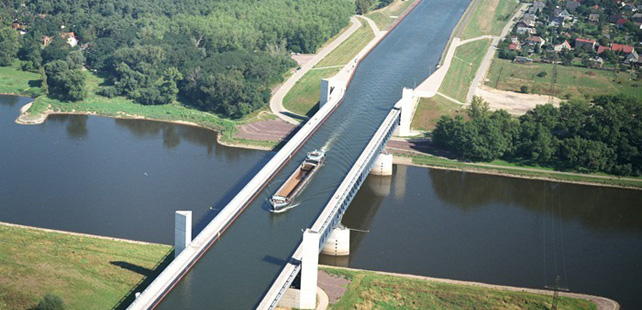 Le Saviez-Vous ? Le pont-canal de Magdebourg permet le passage de bateaux au-dessus d’un autre fleuve ! Pont-canal