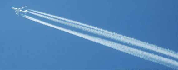 Le phénomène des traînées blanches laissées par les avions dans le ciel ?
