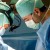 Pourquoi les chirurgiens portent des blouses vertes ou bleus lors d’une opération ?