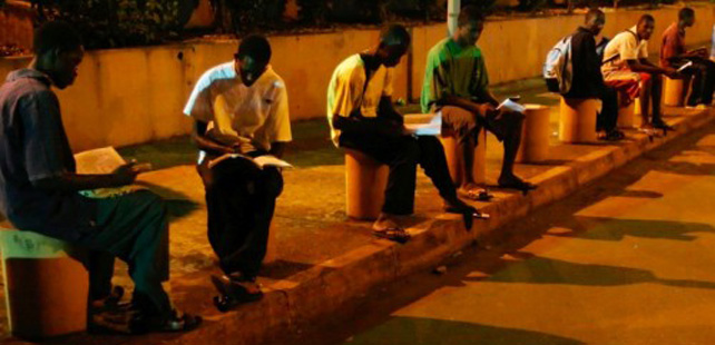 Le saviez-vous ? A cause du manque d’électricité, La plupart des étudiants en Guinée se rendent à l’aéroport pour réviser leurs cours ! Etudiants-Guinee