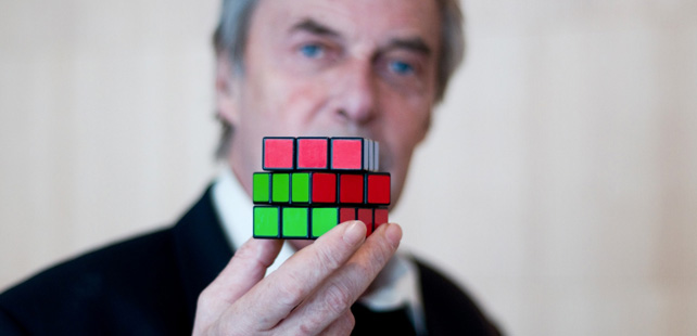 Le saviez-vous ? Il a fallu à l’inventeur du cube de Rubik un mois pour le résoudre ! Cube-rubik