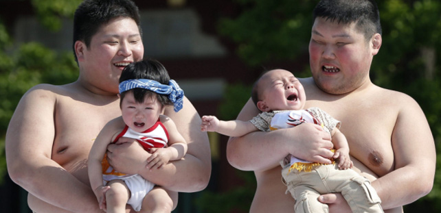 le saviez-vous ? Au Japon, laisser un lutteur de sumo faire pleurer votre bébé est considéré comme un porte-bonheur ! Sumo-bebe