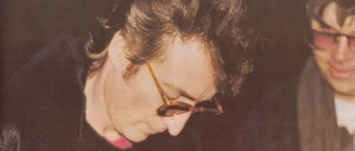 Le saviez-vous ? La dernière personne photographiée avec John Lennon était Mark David Chapman, son assassin ! John-lennon-assassinat