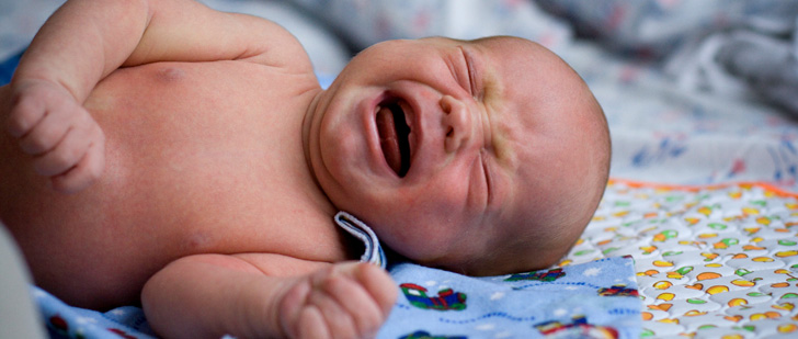 Le saviez-vous ? Selon une étude, les bébés pleurent la nuit pour empêcher leurs parents de faire l’amour et d’avoir un autre enfant ! Bebe-pleure