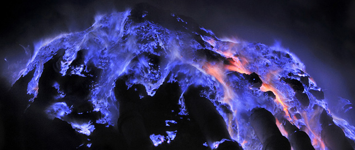 Il existe un volcan en Indonésie qui produit de la lave bleue !