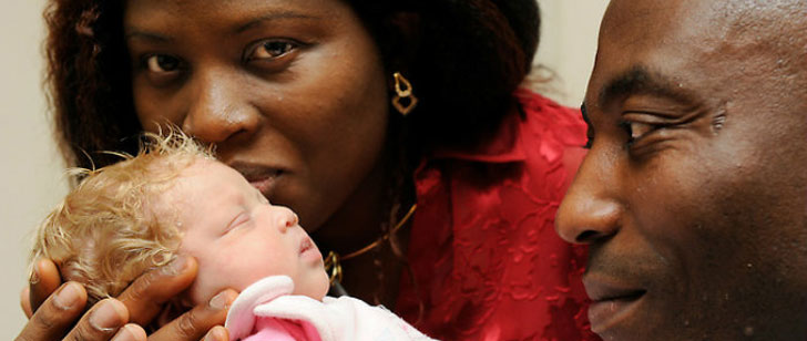 Le Saviez-vous ? En 2010, deux parents nigérians noirs ont donné naissance à un bébé blond aux yeux bleus ! Parents-noirs-bebe-blond
