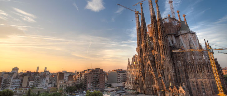 Le saviez-vous ? La construction de l’église la plus célèbre en Espagne a commencé en 1882, elle finira en 2026 ! Sagrada-familia