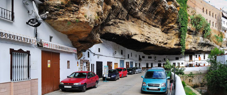 Une ville espagnole a été bâtie sous un rocher !