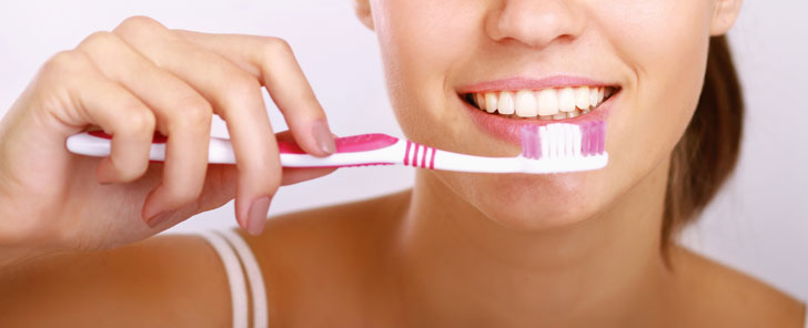 Le saviez-vous ? Se brosser les dents avant le petit déjeuner est plus sain pour vos dents ! Brossage-dents