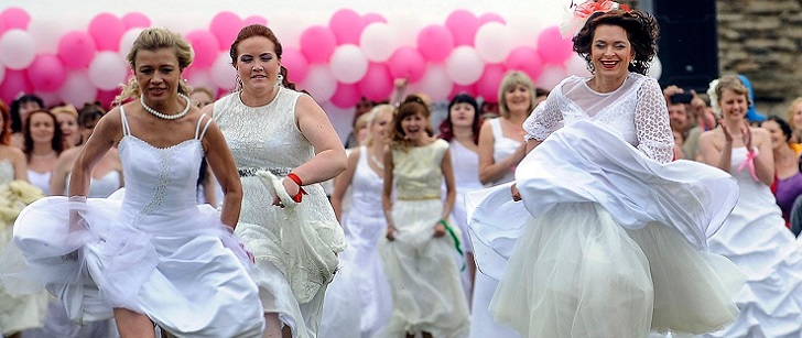Le saviez-vous ? Chaque année, environ 100 mariées serbes participent à une course pour tenter de gagner une robe de mariée ! Course-mariee
